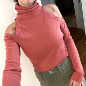 Peep shoulder turtleneck